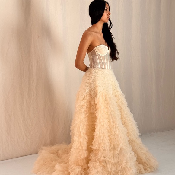 Exquisite Strapless Ruffled Couture Gown. Size 0-6. Ivory Color. - Picture 9 of 16